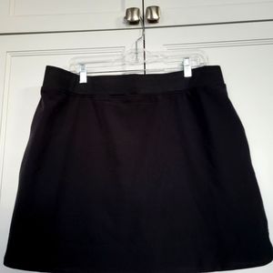 32 DEGREES COOL SPORTY BLACK SKIRT with SHORTS. SIZE LARGE EUC, LIKE NEW!